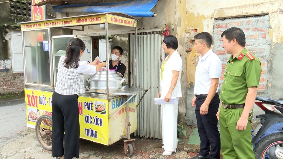 Vơi đi nỗi lo mất an toàn vệ sinh thực phẩm tại cổng trường